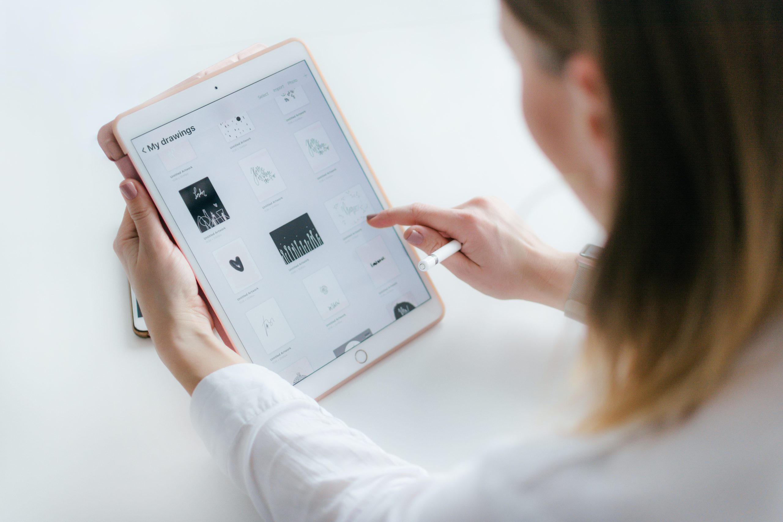 photo femme tablette